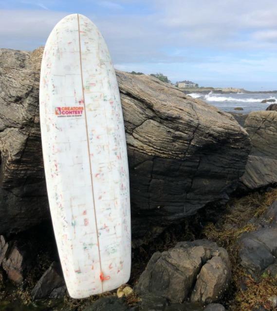 Korey Nolan a fabriqué une planche de surf à partir de 720 tasses de café en plastique